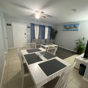 3 bdr, 5 min walk to Warm Mineral Springs